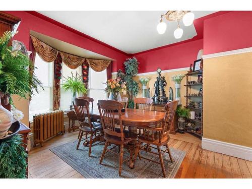 271 1 Street Se, Medicine Hat, AB - Indoor Photo Showing Dining Room