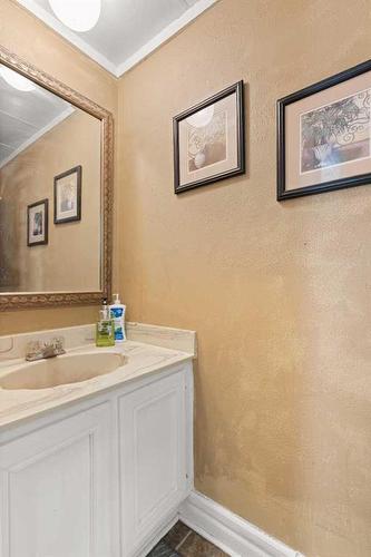 271 1 Street Se, Medicine Hat, AB - Indoor Photo Showing Bathroom