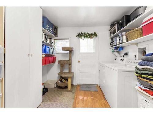 271 1 Street Se, Medicine Hat, AB - Indoor Photo Showing Laundry Room