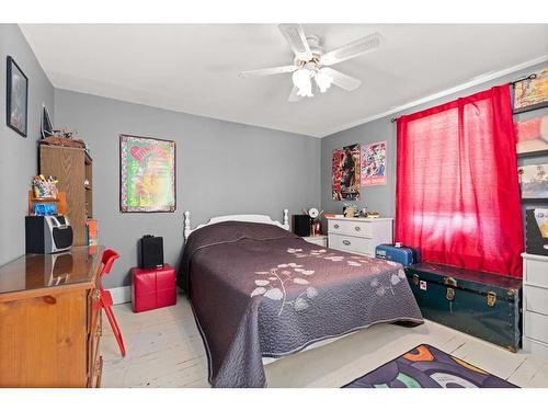 271 1 Street Se, Medicine Hat, AB - Indoor Photo Showing Bedroom