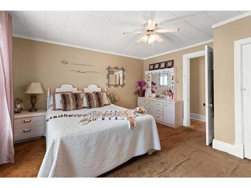 271 1 Street Se, Medicine Hat, AB - Indoor Photo Showing Bedroom