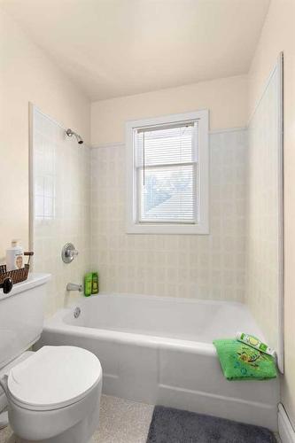 271 1 Street Se, Medicine Hat, AB - Indoor Photo Showing Bathroom