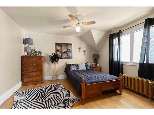 271 1 Street Se, Medicine Hat, AB - Indoor Photo Showing Bedroom