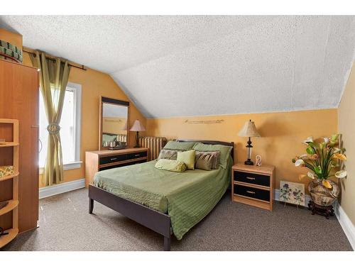 271 1 Street Se, Medicine Hat, AB - Indoor Photo Showing Bedroom