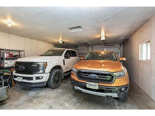 271 1 Street Se, Medicine Hat, AB - Indoor Photo Showing Garage