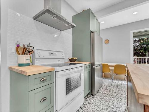 116 5 Street Se, Medicine Hat, AB - Indoor Photo Showing Kitchen