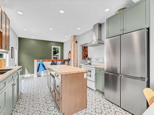 116 5 Street Se, Medicine Hat, AB - Indoor Photo Showing Kitchen