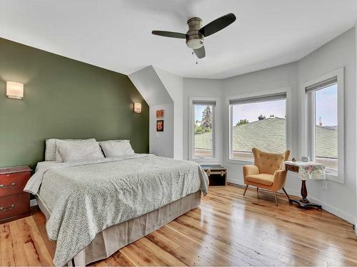 116 5 Street Se, Medicine Hat, AB - Indoor Photo Showing Bedroom