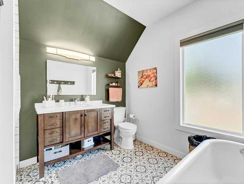 116 5 Street Se, Medicine Hat, AB - Indoor Photo Showing Bathroom