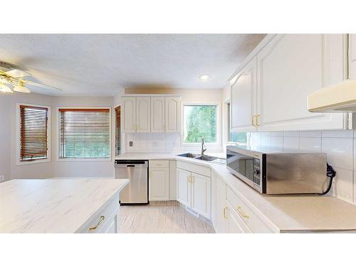 35 Park Meadows Place Se, Medicine Hat, AB - Indoor Photo Showing Kitchen With Double Sink