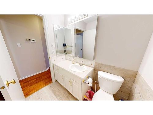 35 Park Meadows Place Se, Medicine Hat, AB - Indoor Photo Showing Bathroom