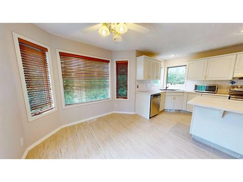 35 Park Meadows Place Se, Medicine Hat, AB - Indoor Photo Showing Kitchen