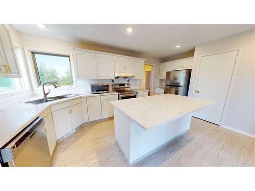 35 Park Meadows Place Se, Medicine Hat, AB - Indoor Photo Showing Kitchen With Double Sink