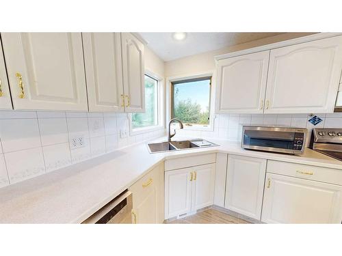 35 Park Meadows Place Se, Medicine Hat, AB - Indoor Photo Showing Kitchen With Double Sink