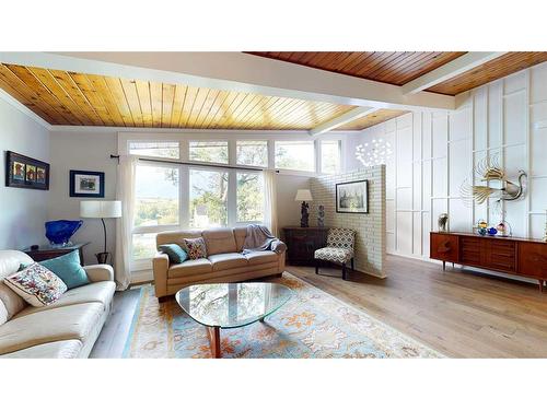 145 1 Street Sw, Medicine Hat, AB - Indoor Photo Showing Living Room