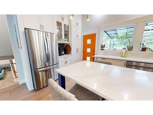 145 1 Street Sw, Medicine Hat, AB - Indoor Photo Showing Kitchen