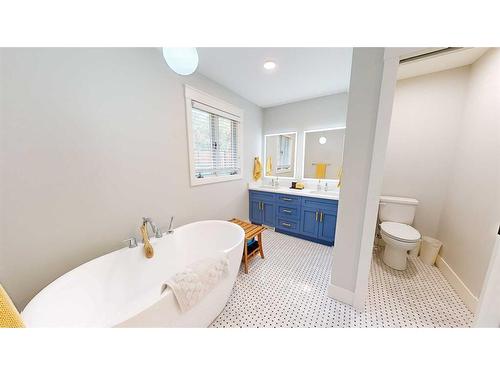 145 1 Street Sw, Medicine Hat, AB - Indoor Photo Showing Bathroom