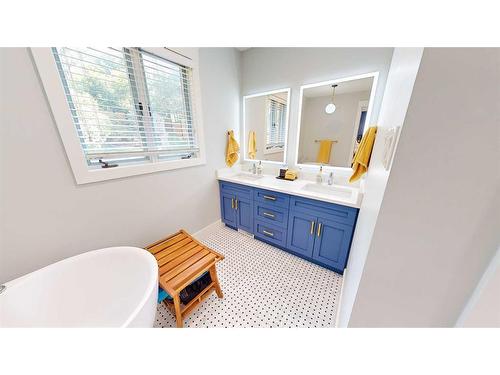 145 1 Street Sw, Medicine Hat, AB - Indoor Photo Showing Bathroom