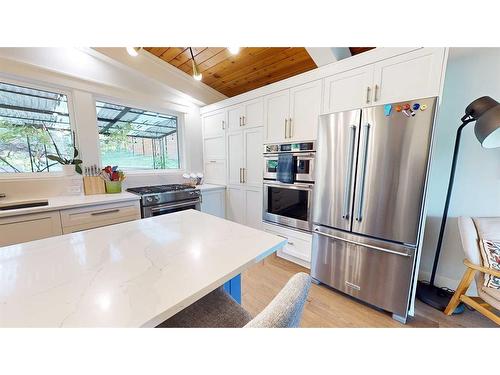 145 1 Street Sw, Medicine Hat, AB - Indoor Photo Showing Kitchen