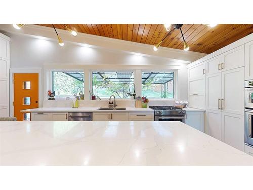 145 1 Street Sw, Medicine Hat, AB - Indoor Photo Showing Kitchen With Double Sink