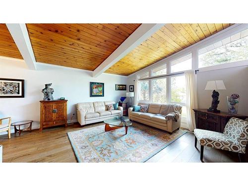 145 1 Street Sw, Medicine Hat, AB - Indoor Photo Showing Living Room