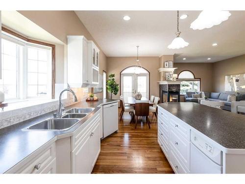 2 Vintage Meadows Court Se, Medicine Hat, AB - Indoor Photo Showing Kitchen With Double Sink