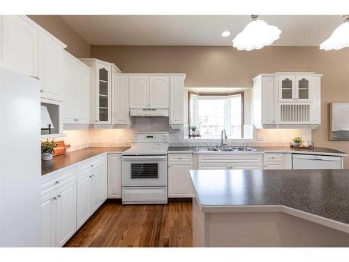 2 Vintage Meadows Court Se, Medicine Hat, AB - Indoor Photo Showing Kitchen With Double Sink