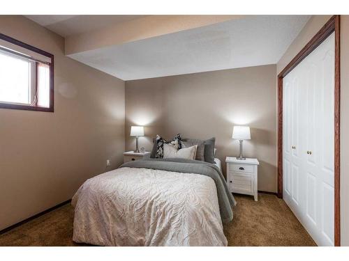 2 Vintage Meadows Court Se, Medicine Hat, AB - Indoor Photo Showing Bedroom