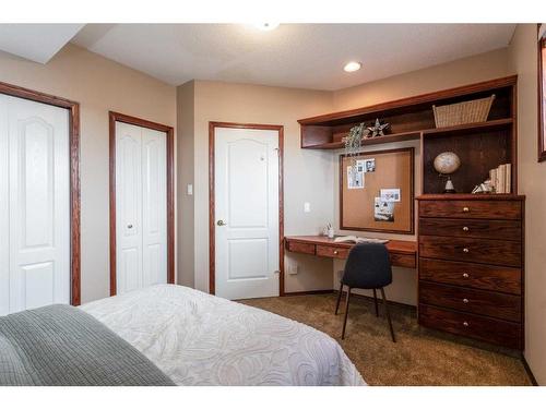 2 Vintage Meadows Court Se, Medicine Hat, AB - Indoor Photo Showing Bedroom