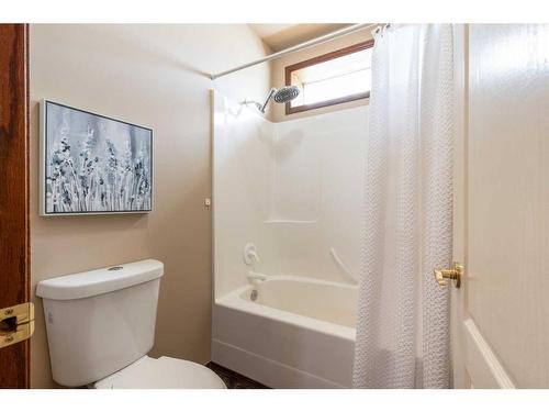 2 Vintage Meadows Court Se, Medicine Hat, AB - Indoor Photo Showing Bathroom