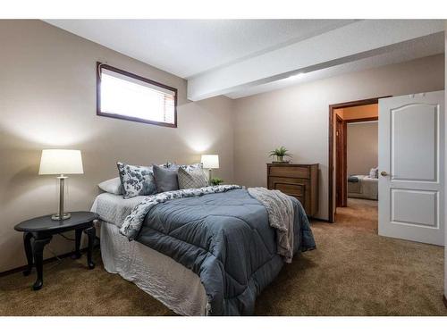 2 Vintage Meadows Court Se, Medicine Hat, AB - Indoor Photo Showing Bedroom