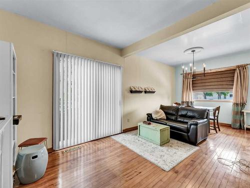 8 2 Avenue West, Empress, AB - Indoor Photo Showing Living Room