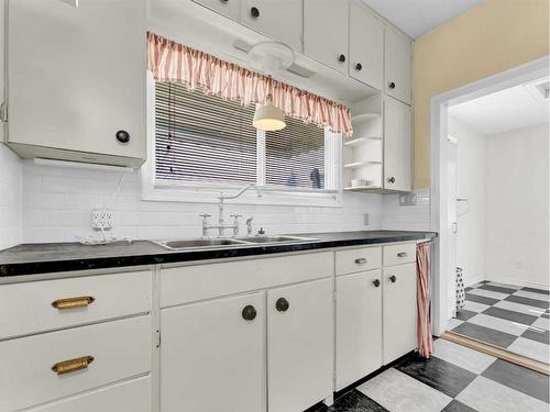 8 2 Avenue West, Empress, AB - Indoor Photo Showing Kitchen