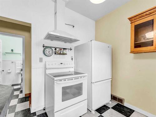 8 2 Avenue West, Empress, AB - Indoor Photo Showing Kitchen