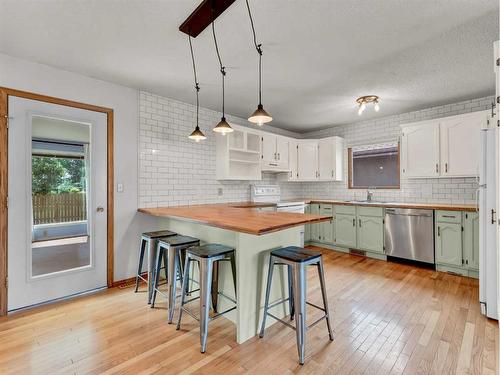 45 Shaw Crescent, Medicine Hat, AB - Indoor Photo Showing Kitchen