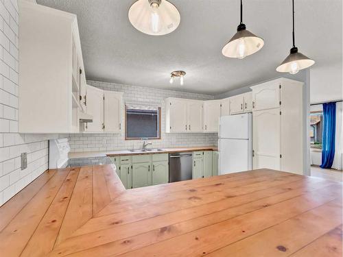 45 Shaw Crescent, Medicine Hat, AB - Indoor Photo Showing Kitchen