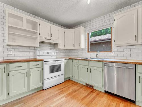 45 Shaw Crescent, Medicine Hat, AB - Indoor Photo Showing Kitchen