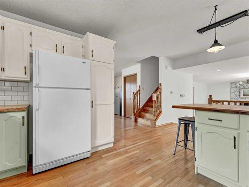 45 Shaw Crescent, Medicine Hat, AB - Indoor Photo Showing Kitchen