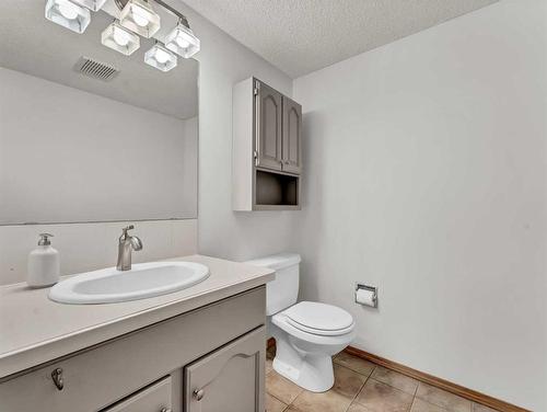 45 Shaw Crescent, Medicine Hat, AB - Indoor Photo Showing Bathroom