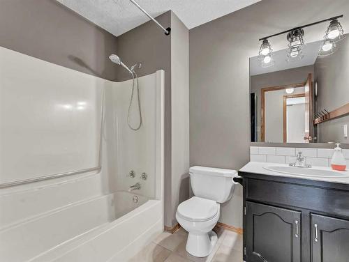 45 Shaw Crescent, Medicine Hat, AB - Indoor Photo Showing Bathroom