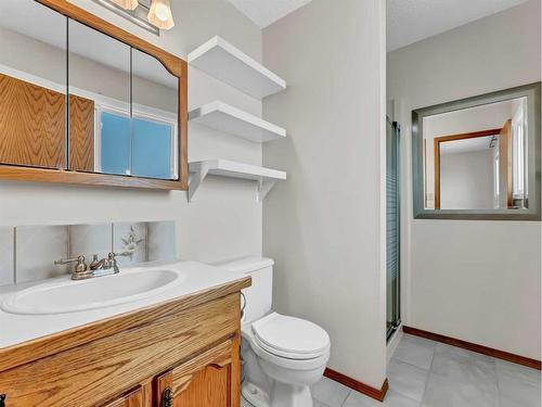 45 Shaw Crescent, Medicine Hat, AB - Indoor Photo Showing Bathroom