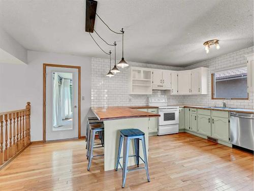 45 Shaw Crescent, Medicine Hat, AB - Indoor Photo Showing Kitchen