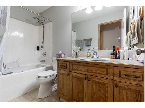 16 Sandstone Place Se, Medicine Hat, AB - Indoor Photo Showing Bathroom