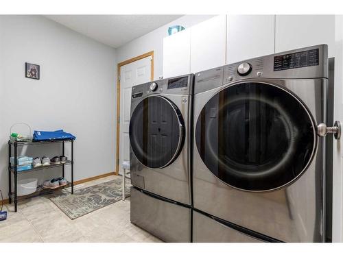 16 Sandstone Place Se, Medicine Hat, AB - Indoor Photo Showing Laundry Room