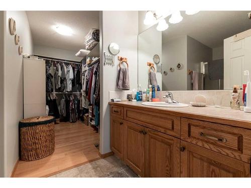 16 Sandstone Place Se, Medicine Hat, AB - Indoor Photo Showing Bathroom