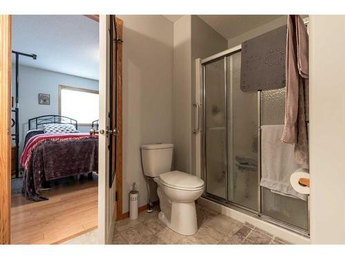 16 Sandstone Place Se, Medicine Hat, AB - Indoor Photo Showing Bathroom