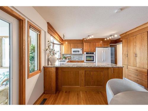 252 Seven Persons Drive Sw, Medicine Hat, AB - Indoor Photo Showing Kitchen