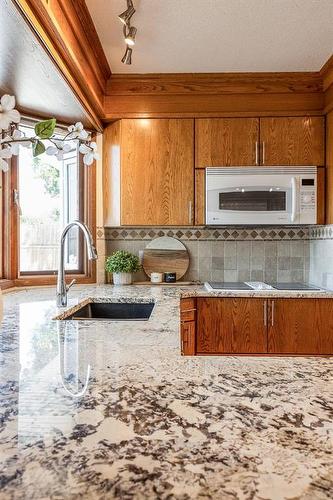 252 Seven Persons Drive Sw, Medicine Hat, AB - Indoor Photo Showing Kitchen