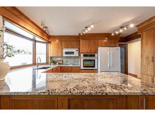 252 Seven Persons Drive Sw, Medicine Hat, AB - Indoor Photo Showing Kitchen