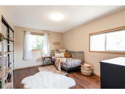 252 Seven Persons Drive Sw, Medicine Hat, AB - Indoor Photo Showing Bedroom